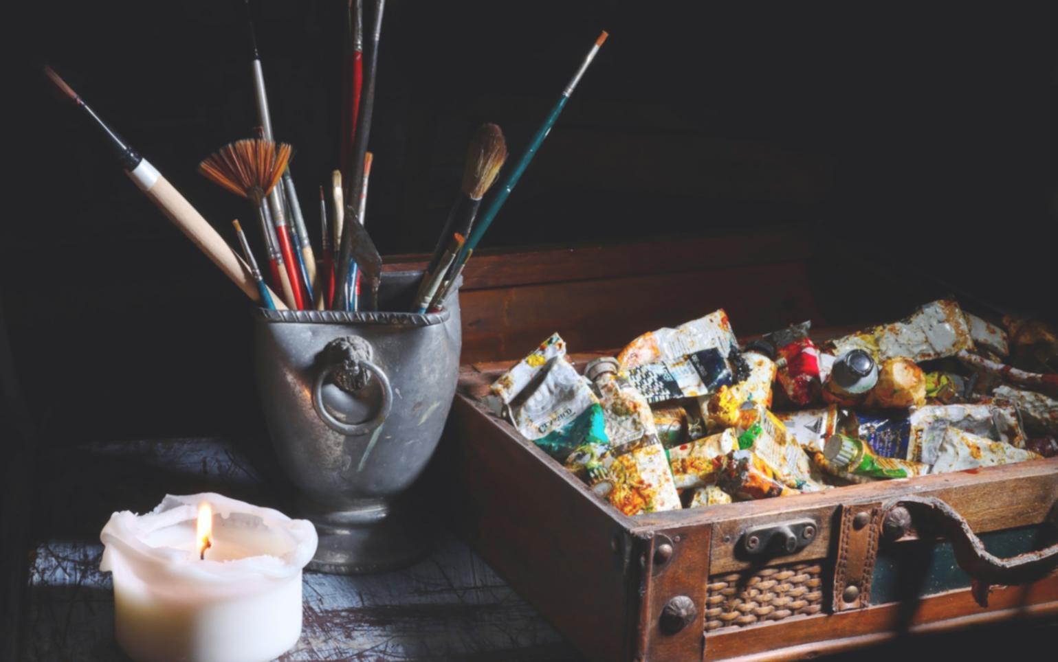 Detailaufnahme von Zeichenutensilien und Skizzen